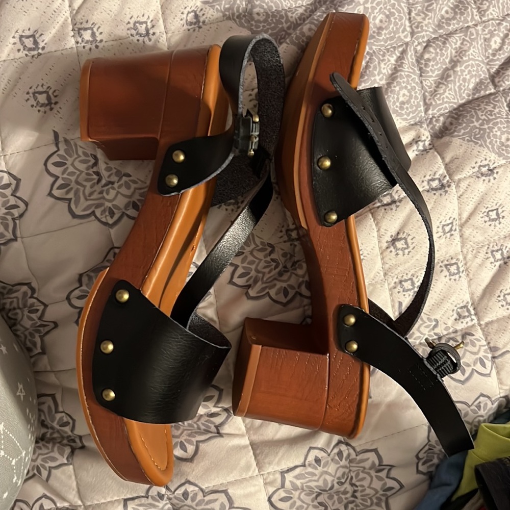 Women’s cushionaire shoes size 7 black straps -small chunky heal